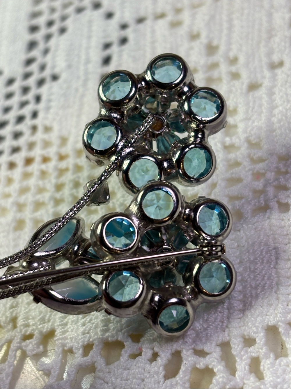 icy blue & green flower brooch - Picture 8 of 9